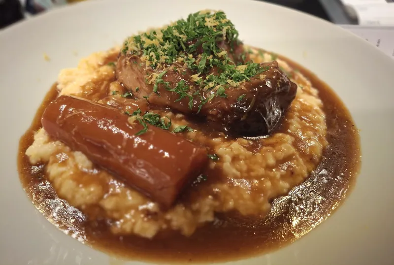 Ossobuco mit Gremolata auf cremigem Risotto und geschmorter Karotte